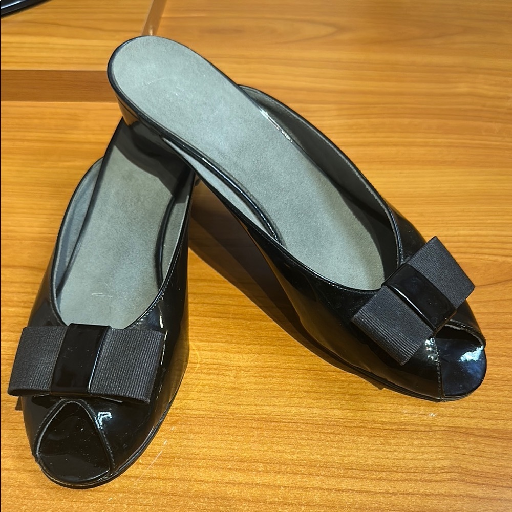 STUART WEITZMAN Black Patent Leather Peep Toe Slides 1.5”  Kitten Heel Size 8